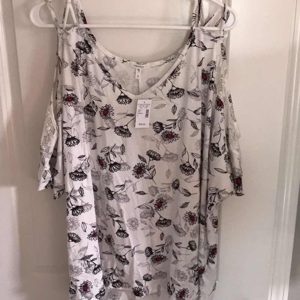 Maurcies NWT cold shoulder shirt
